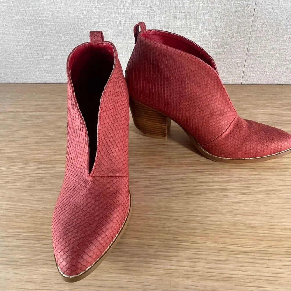 Catherine Malandrino Coral Textured V Cut Western Ankle Booties Boho Size 9